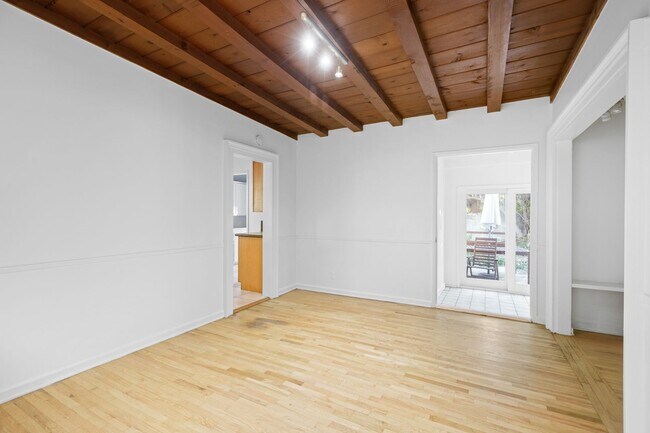 Building Photo - 15826 Magnolia Blvd