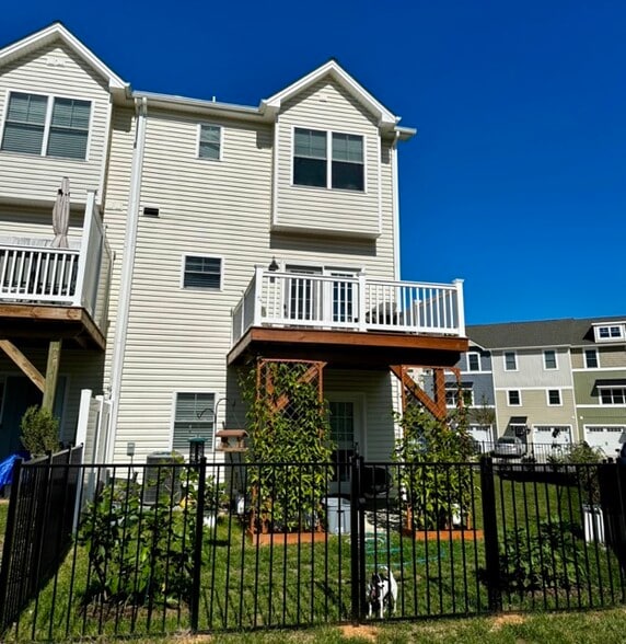 End Unit SW side w/large fenced yard and fruit trees - 1373 Palomino Trl