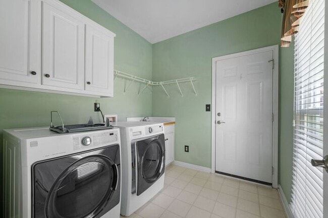 Building Photo - 1115 Burlington Ct