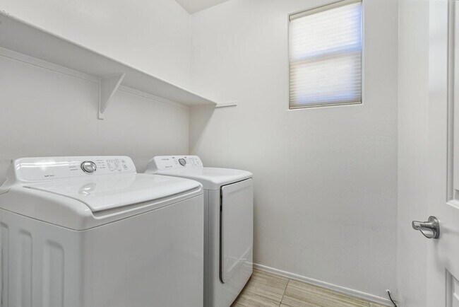 Building Photo - 9233 W Dreyfus Dr