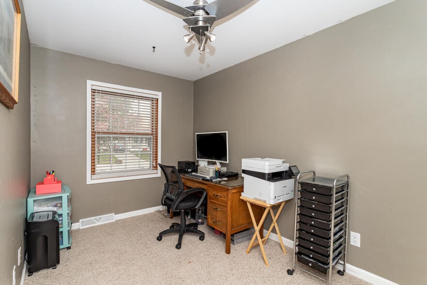 3rd bedroom located on main floor - 5428 Norris St