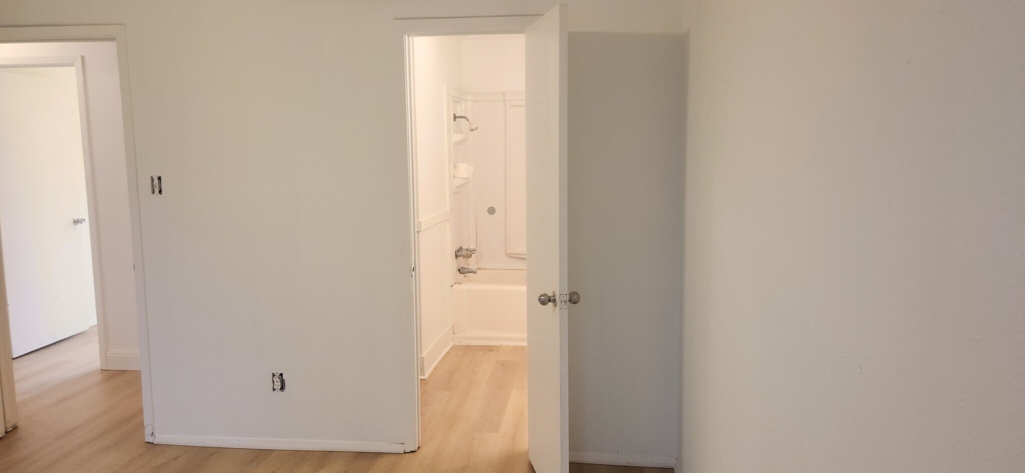 Building Photo - 605 E Applegate Dr