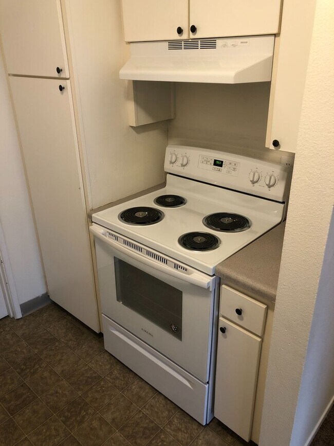 Building Photo - Three Bedroom Duplex in South Salem