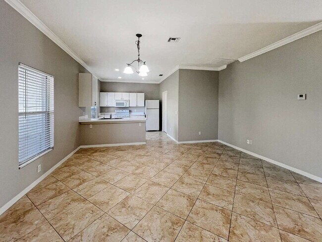 Building Photo - 906 Alfreda Ave