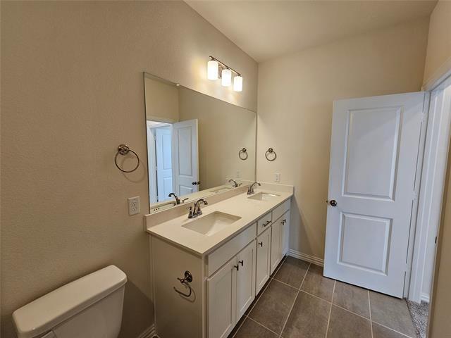 Building Photo - 2800 Jacaranda Dr