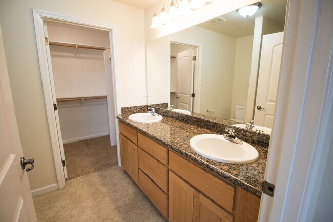 Building Photo - Fantastic Apartment in East Medford!