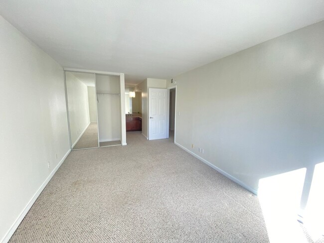 Building Photo - Advent - Low Deposit Two Bedroom Condo W/ ...