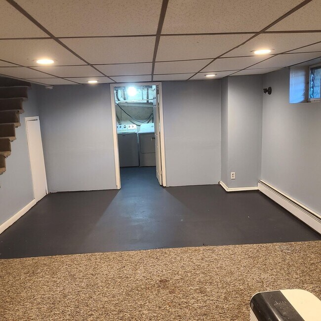 Building Photo - 39 W Manoa Rd