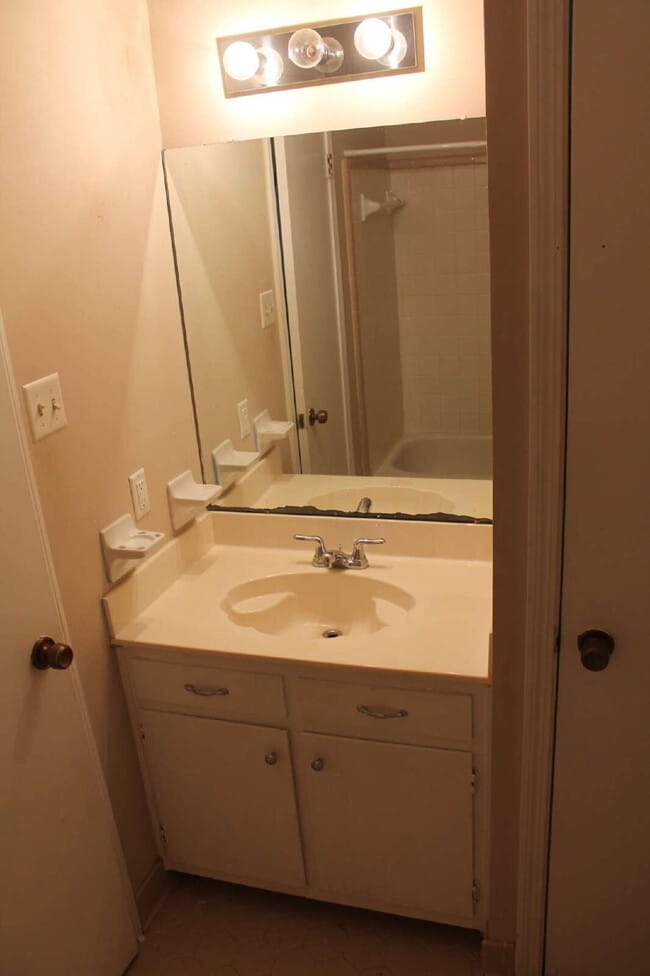 Building Photo - This well-maintained 3-bedroom, 2-bathroom home offers a comfortable and functional layout perfec...