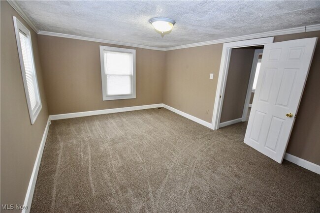 Building Photo - 583 Victoria Ave