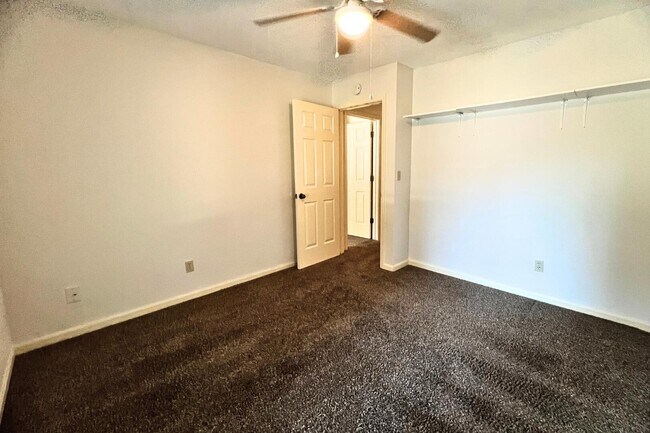 Building Photo - 2509 Hollyhock Dr