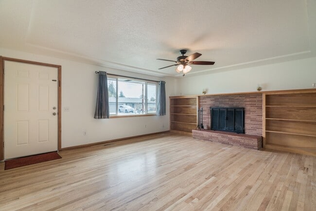 Building Photo - $500 move-in incentive! Awesome 3-bdrm/2-b...