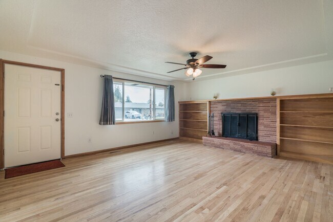 Building Photo - SE Walnut (Hillsboro)