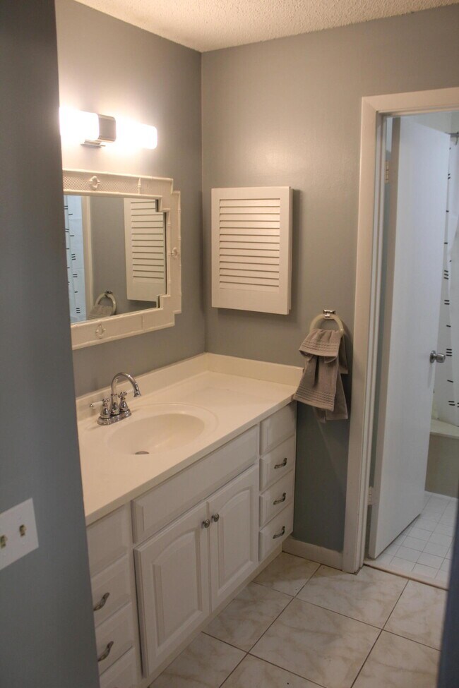 Building Photo - 13115 Belhaven Ct