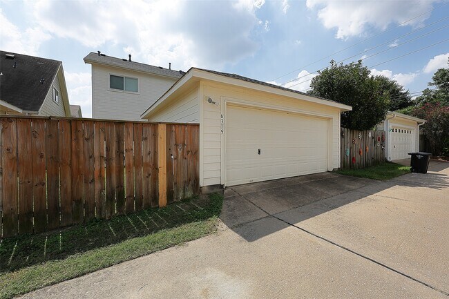 Building Photo - 6315 Settlers Square Ln