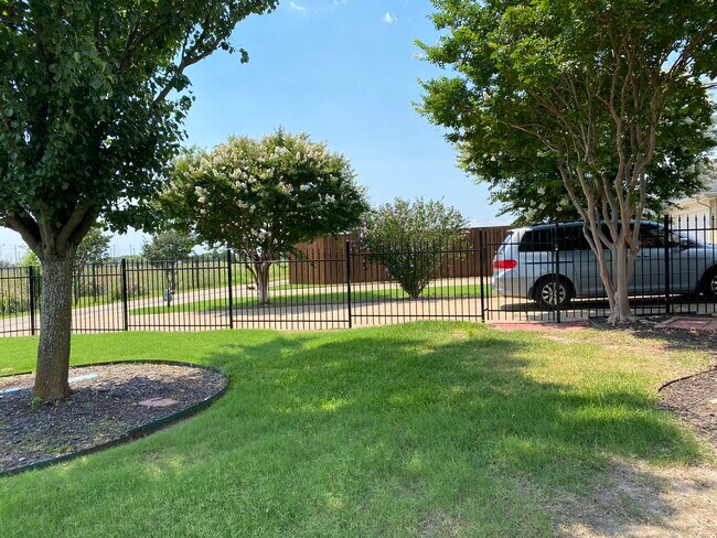 Building Photo - 2031 Trail Gln