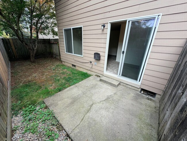 Building Photo - *Half-Off 1st Month's Rent!* Large Three Bedroom Duplex in Keizer