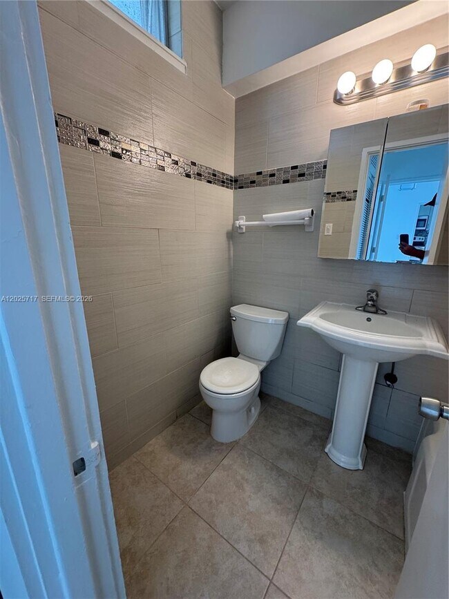 Building Photo - 10281 E Bay Harbor Dr