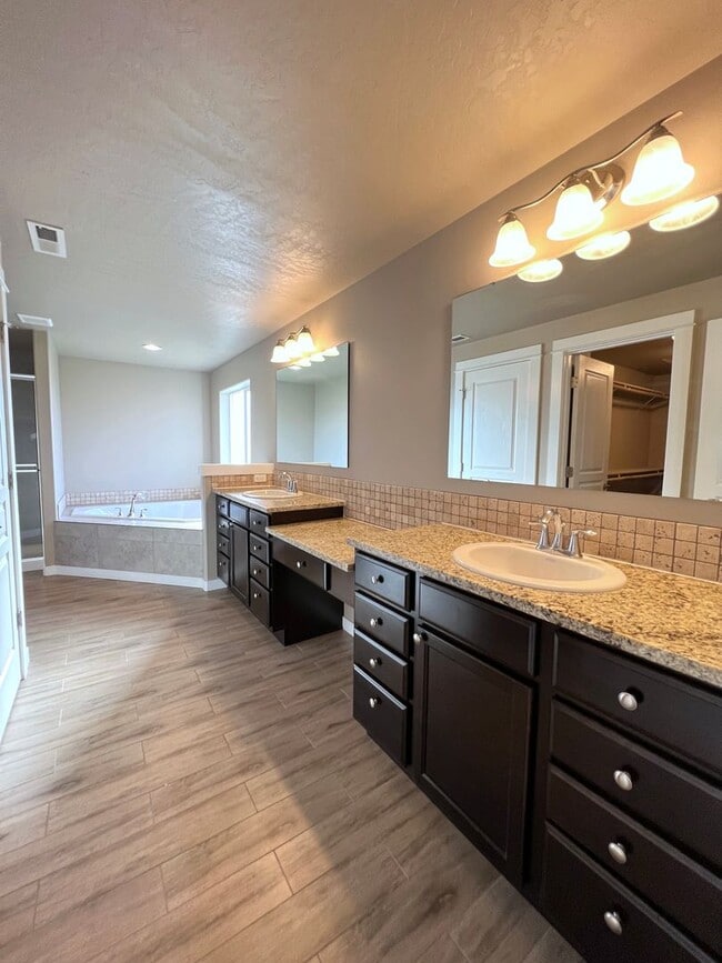 Building Photo - West Richland Home On 0.32 Acres