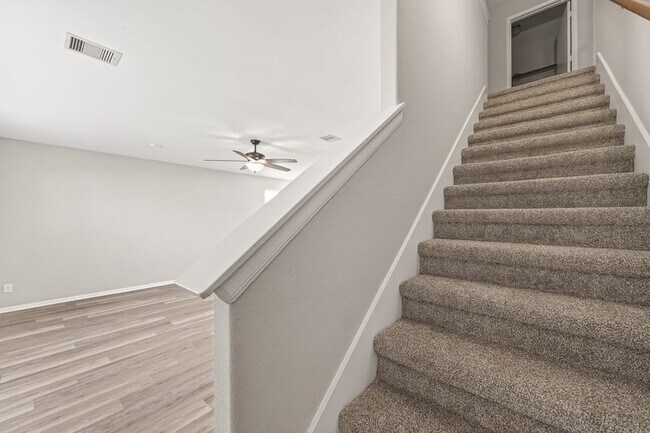 Building Photo - 2810 Meadowbrook Lane