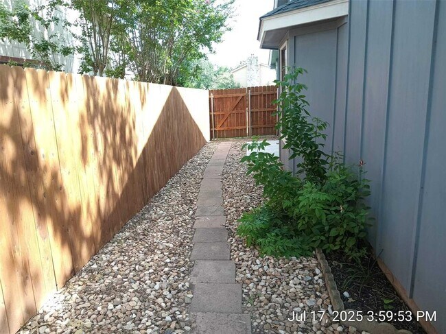 Building Photo - 1712 Creek Bend Cir