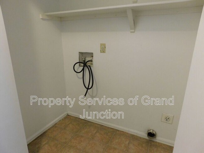 Building Photo - 1102 E Carolina Ave