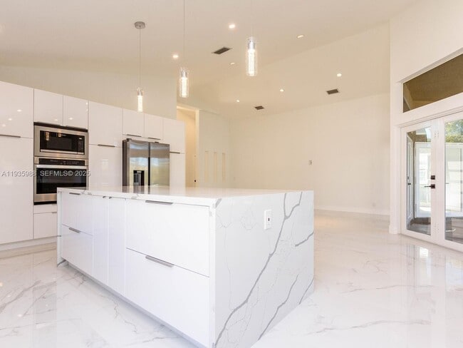 Building Photo - 381 Cameron Dr