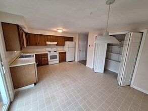 Building Photo - 19 Robinson St