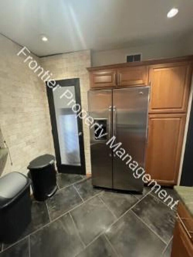 Building Photo - 755 Lepere