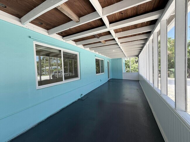 Building Photo - 1413 SW 23rd Ave