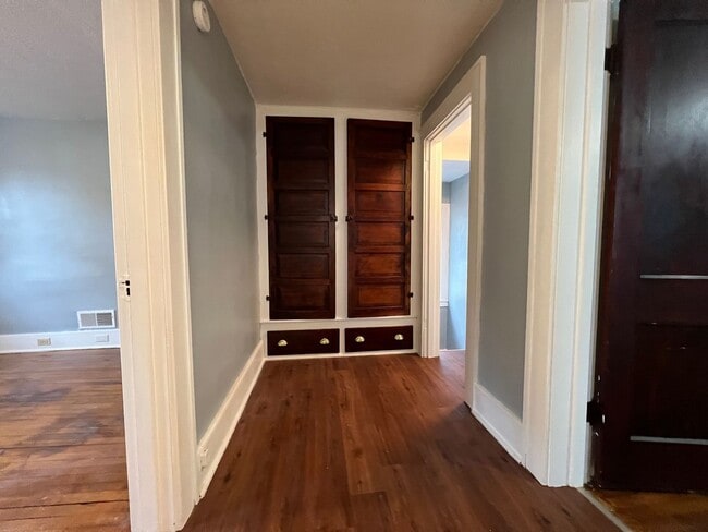 Building Photo - Spacious super clean 3 BR home close to Ba...