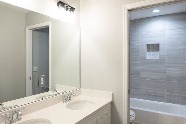 Building Photo - 1418 Landon Hills Dr