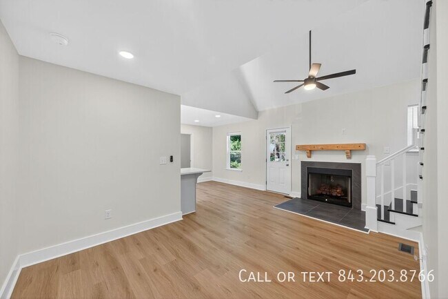 Building Photo - 955 Godber St