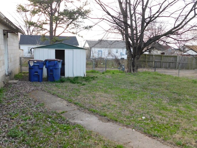 Building Photo - Cute 2 Bedroom 1 Bathroom House