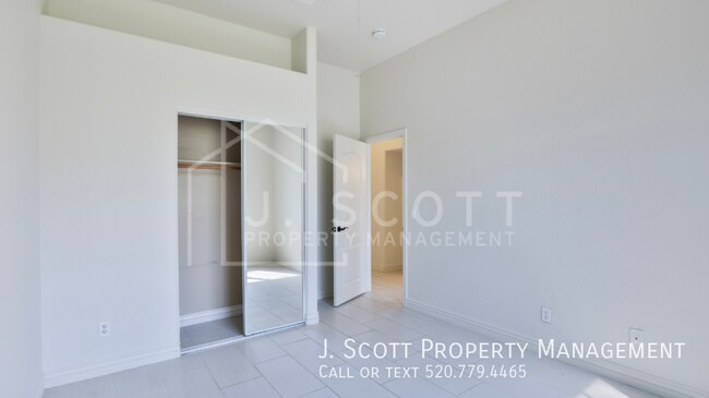 Building Photo - 836 W Aloe Pl
