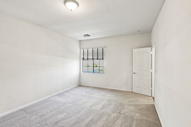 Building Photo - Lovely Northwest Gated Community Home