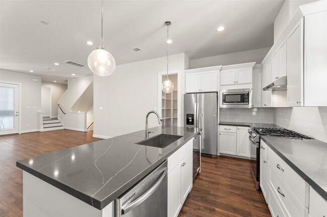 Building Photo - 2718 Grand Fountains Dr