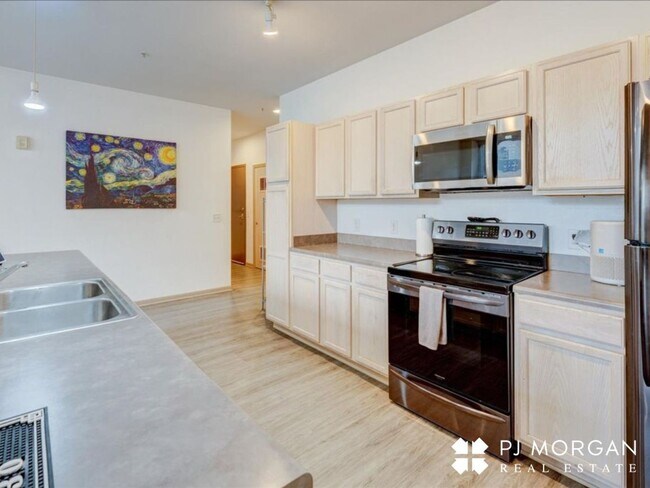 Building Photo - Great downtown location!