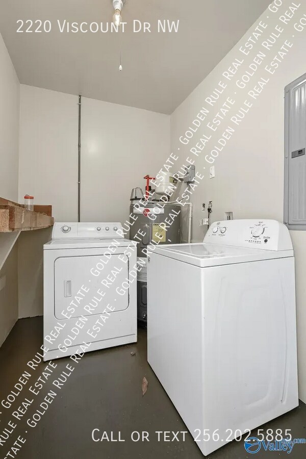 Building Photo - 2220 Viscount Dr NW
