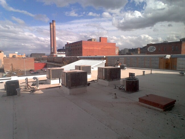 Building Photo - Downtown Loft-Style Studio Condo | 720 Sq....