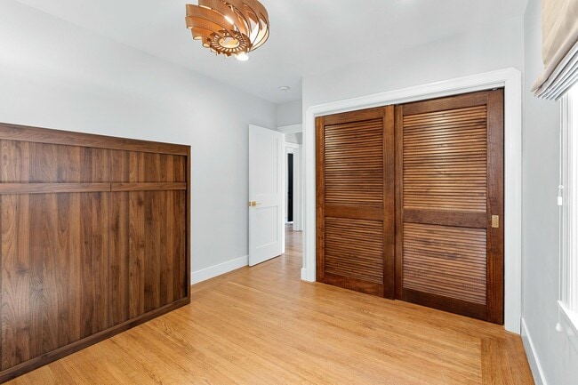 Building Photo - Charming Updated 2 bed, 2 bath Home near D...