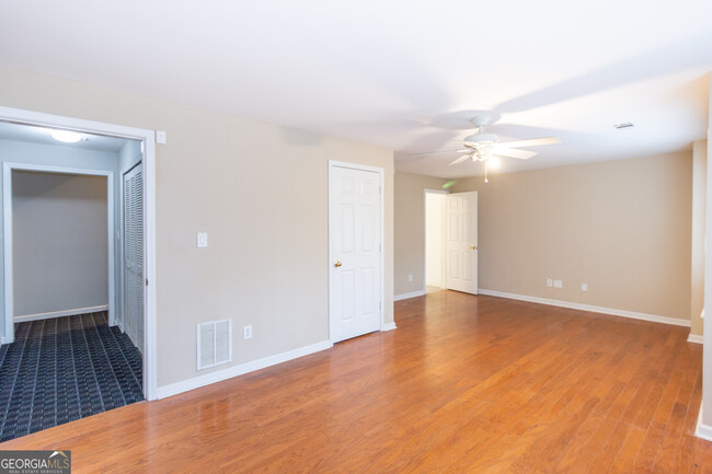 Building Photo - 155 Glenwood Ln
