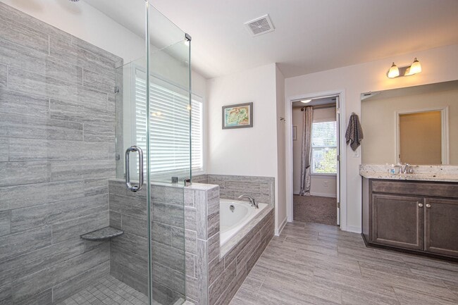 Building Photo - Luxury 5 Bedrooms 3 Full Baths 2 Car Garage