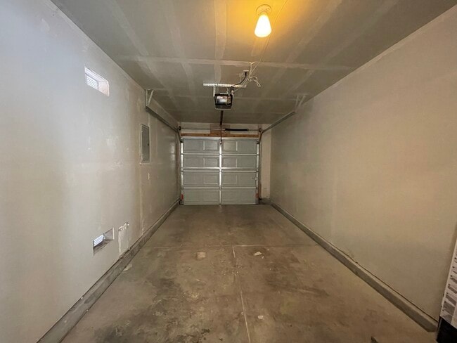 Building Photo - 10716 Habanero Way SE