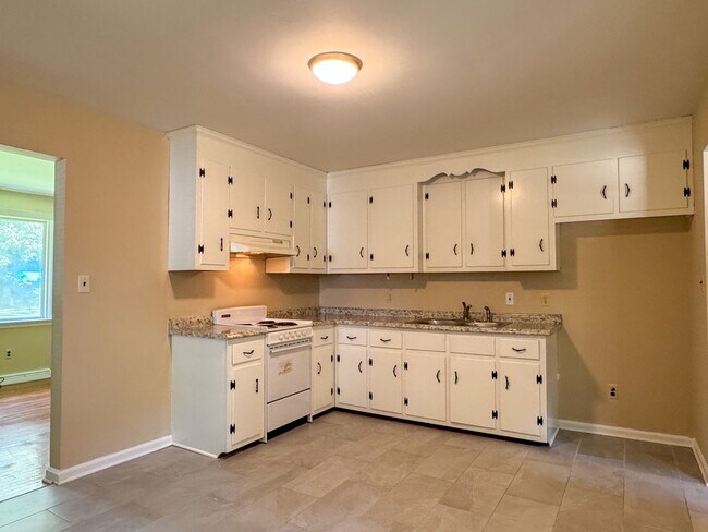 Building Photo - 1004 S Park Dr