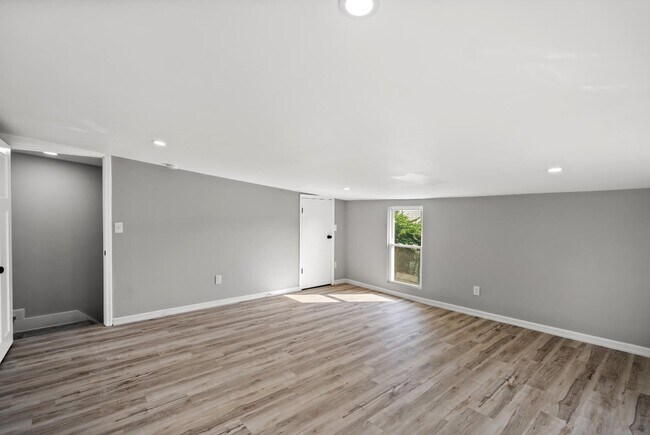 Building Photo - 835 Isabella St