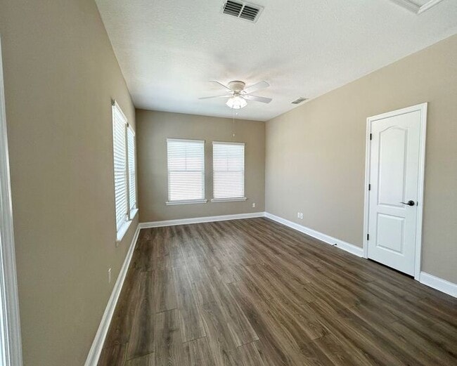 Building Photo - Stunning 3/2.5 Stylish Home with a Detache...