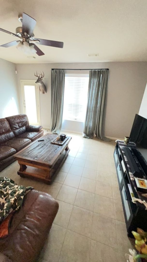 Building Photo - 3 Bedroom Home in Pioneer Crossing