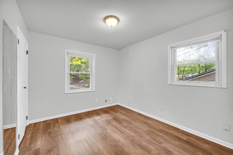 Building Photo - 360 Round Table Rd