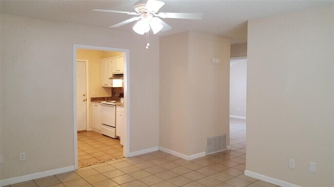 Building Photo - 831 Russell Cir